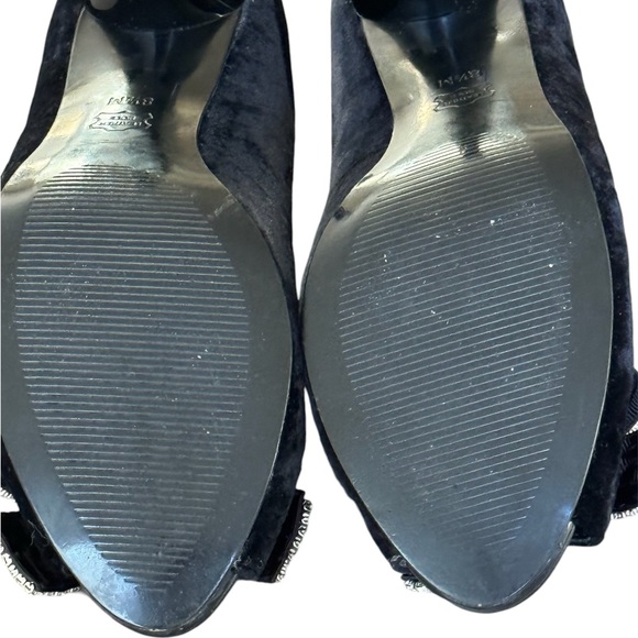 White House Black Market Crush Velvet High Heels - Picture 4 of 6